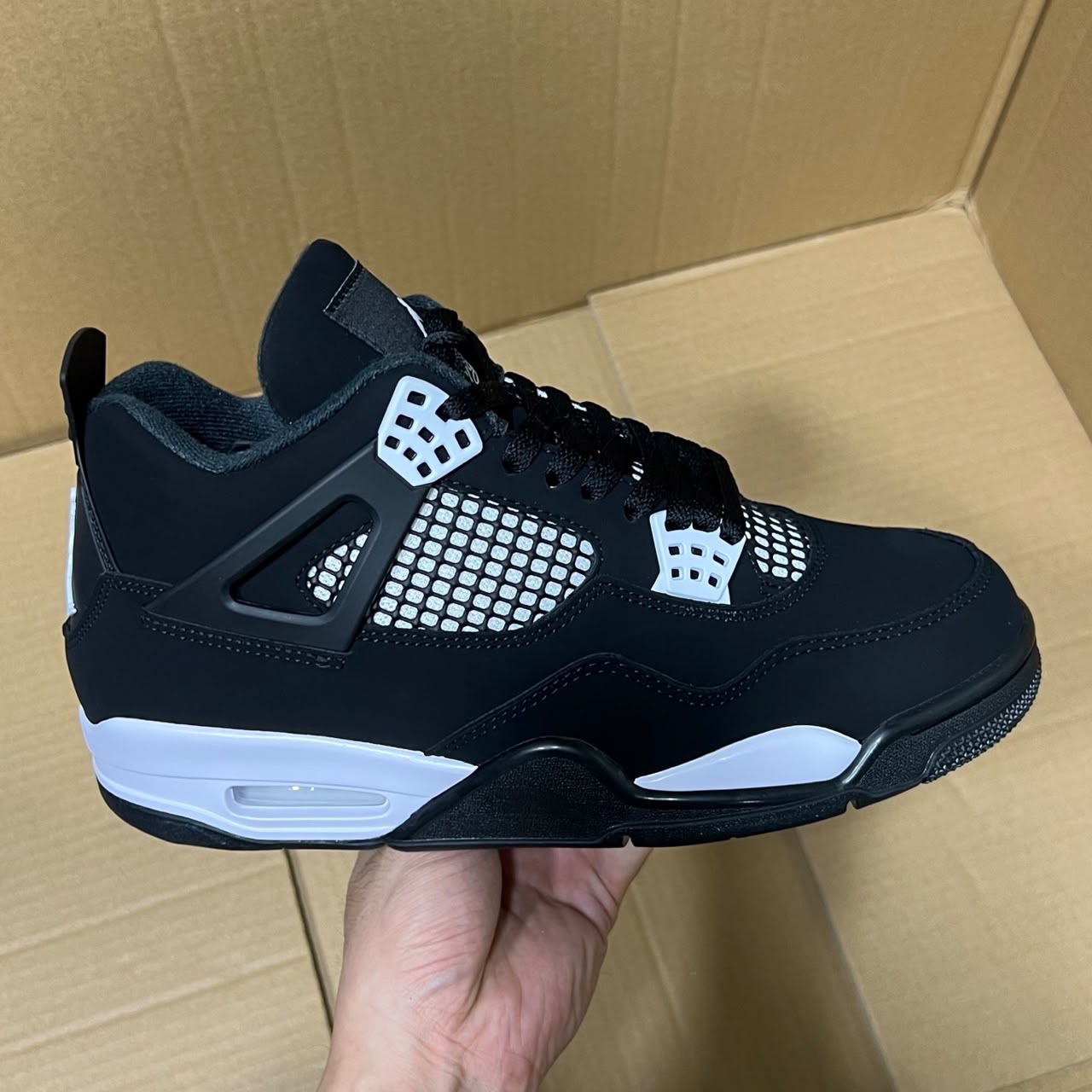 Jordan 4 (White Thunder)